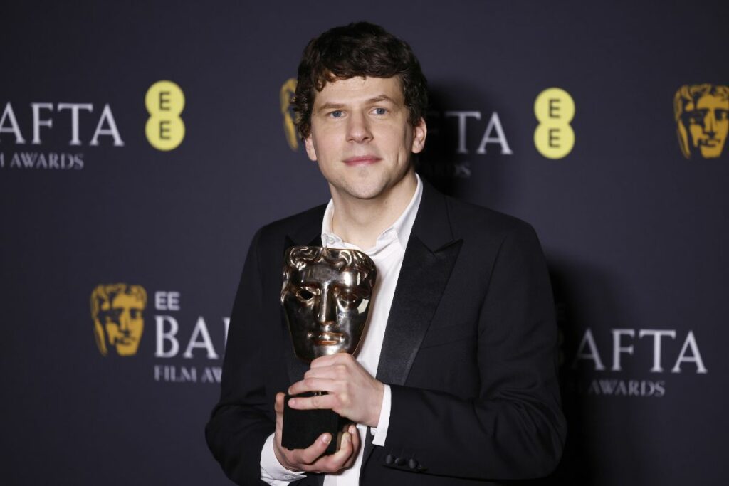 Jesse Eisenberg recibió un BAFTA en nombre de su compañero ganador Kieran Culkin.