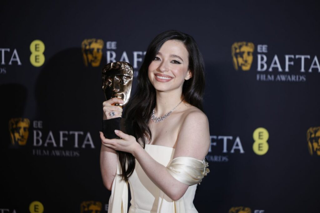 Mikey Madison, protagonista de 'Anora' posa con su BAFTA.