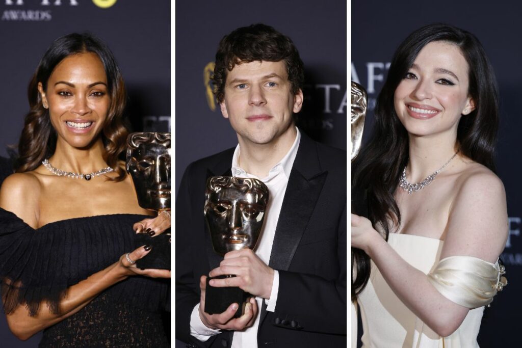 Famosos posan con el premio BAFTA en 2025.