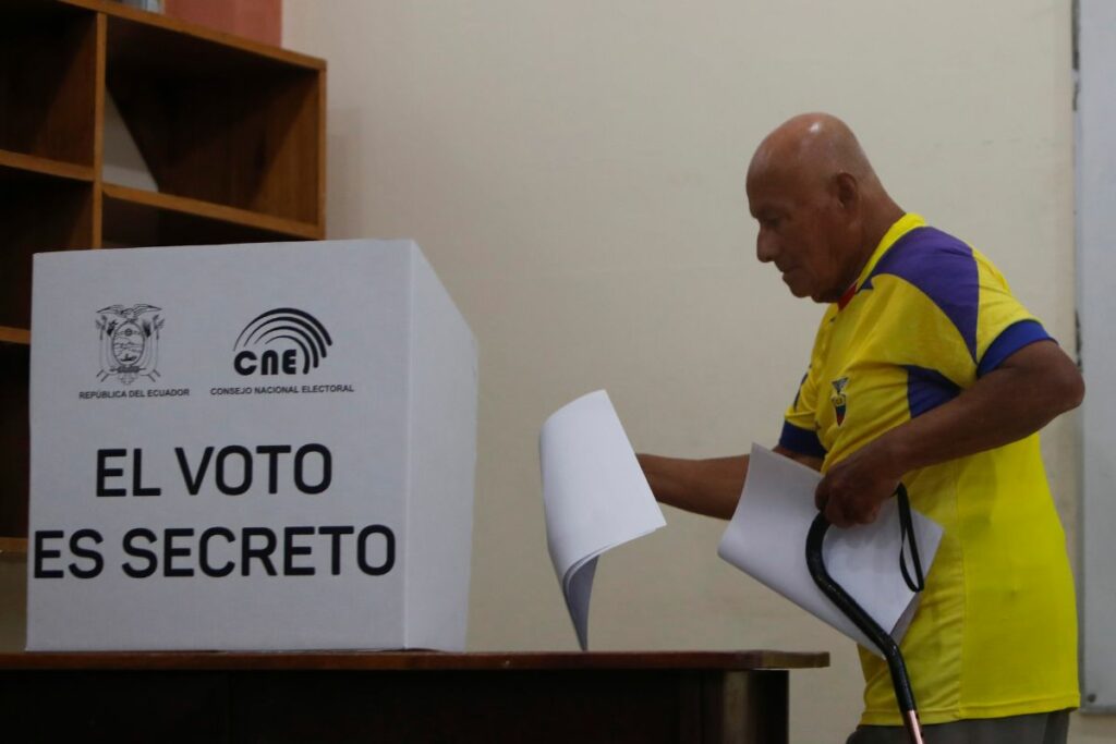 Un hombre llega a votar este domingo, en un puesto de votación en Olón (Ecuador).