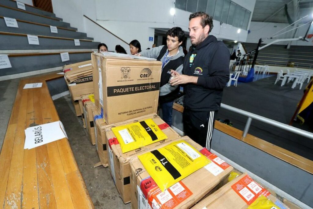 El proceso de escrutinio de las elecciones 2025 con personal del CNE.