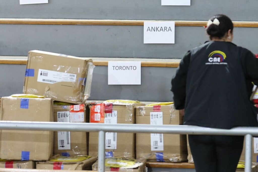 Paquetes electorales del exterior llegaron al Centro de Procesamiento Electoral, ubicado en el Ministerio de Educación.