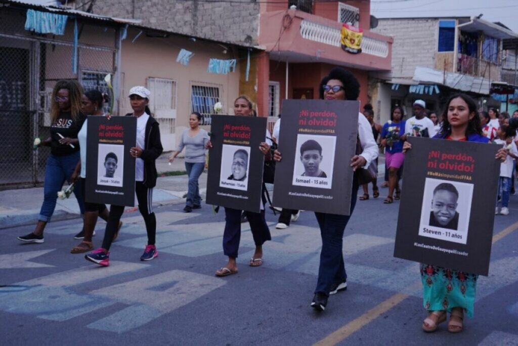 Familiares y personas cercanas a las víctimas durante una marcha.