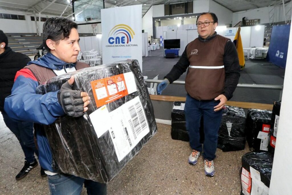 Paquetes electorales del exterior llegan al Centro de Procesamiento Electoral, en el Ministerio de Educación.