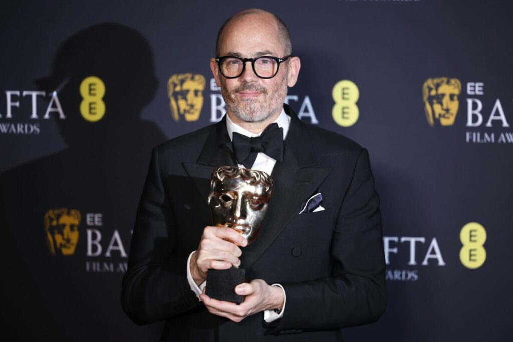 El director alemán Edward Berger posa en la sala de prensa con el premio a la Mejor Película por 'Cónclave' durante los Premios de Cine Bafta. Foto: EFE