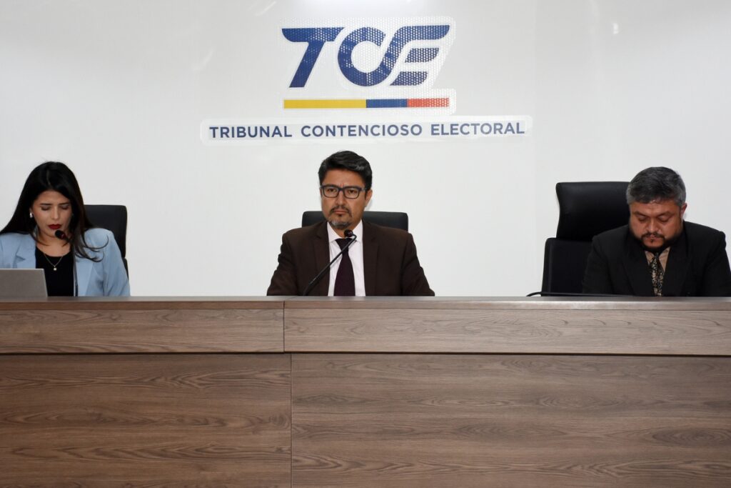Tribunal del TCE en la audiencia por supuesta violencia política de género contra Verónica Abad.