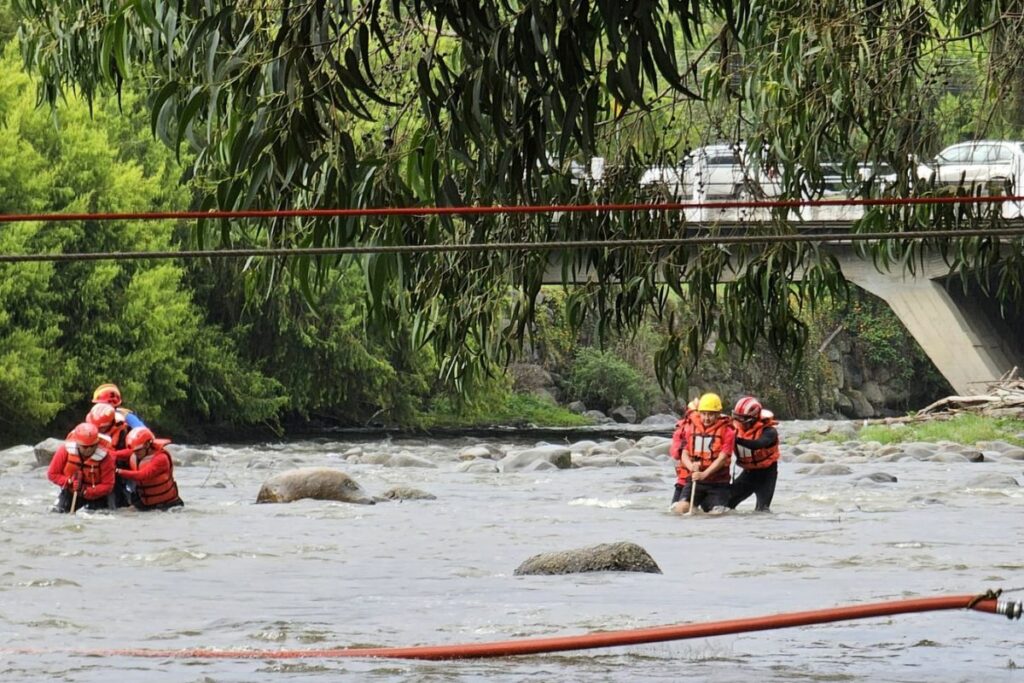 El equipo de Rescate en Aguas Rápidas del Cuerpo de Bomberos de Cuenca realizó el rescate. Cortesía: Bomberos Cuenca