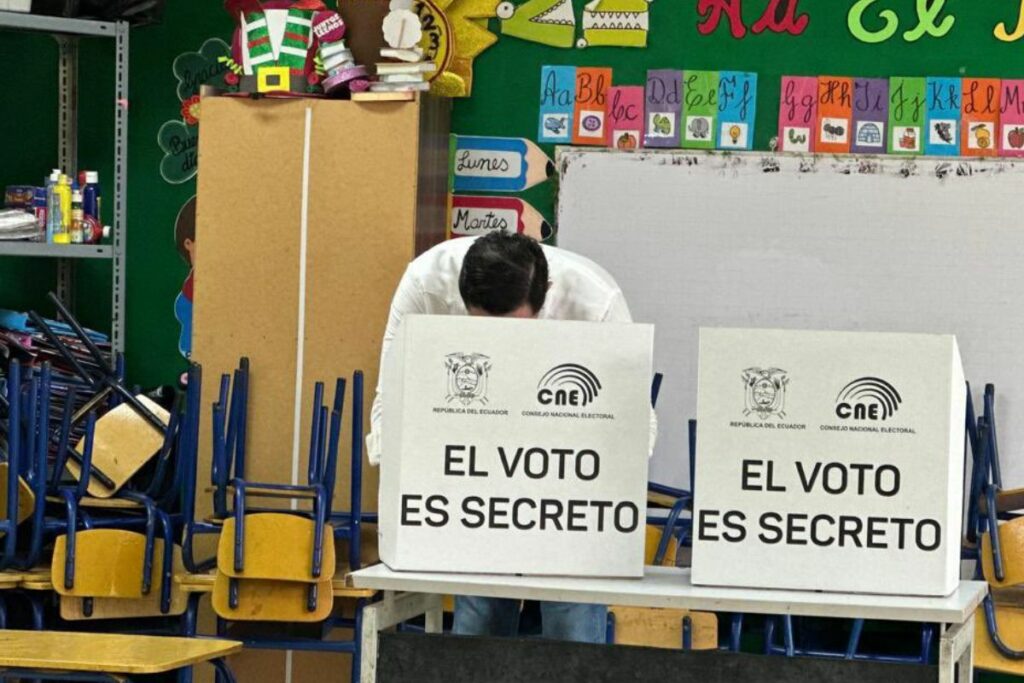 Llegó a votar junto a su esposa. Foto: Redes Sociales