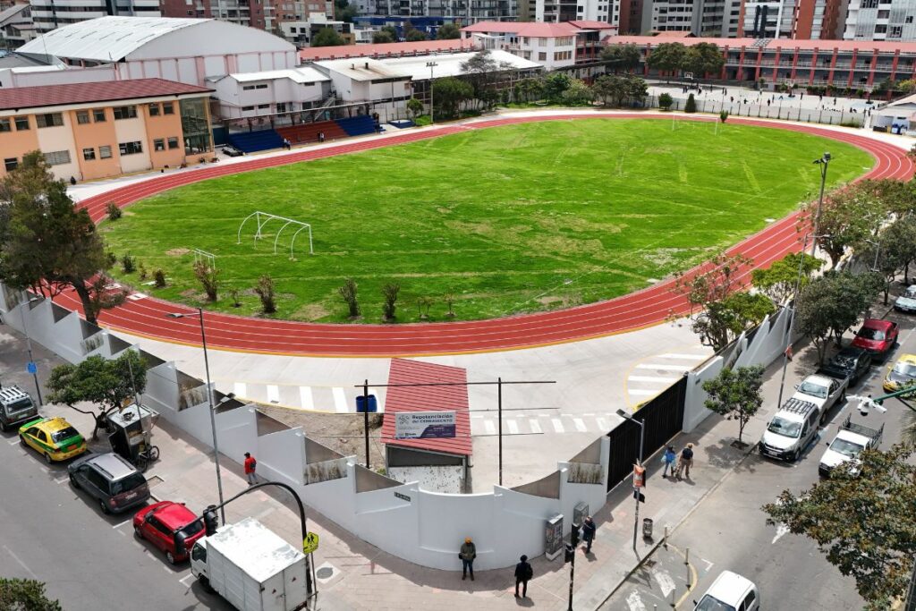 El muro que rodea la Unidad Educativa Sebastián de Benalcázar ha sido objeto de polémica en Quito.