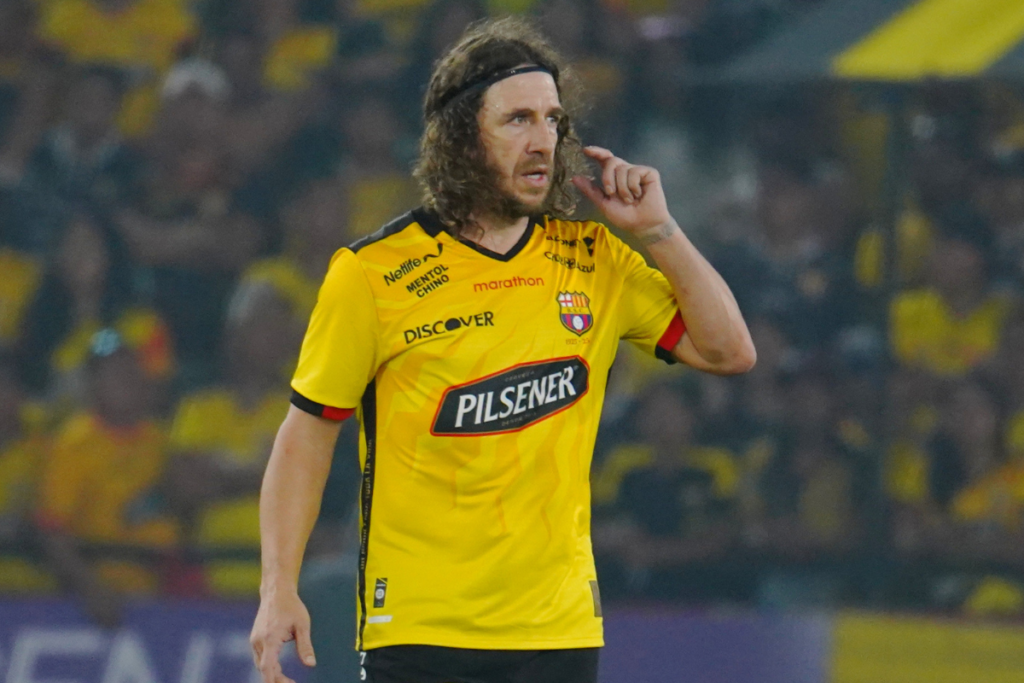 Carles Puyol con la camiseta de Barcelona SC durante la Noche Amarilla.