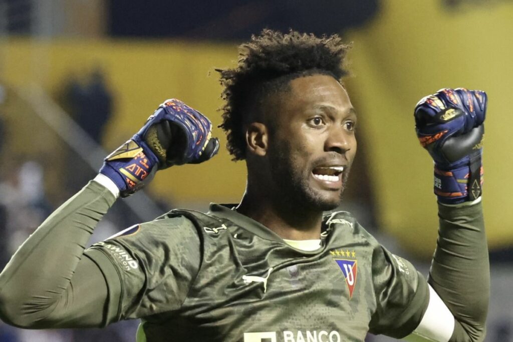 Alexander 'Dida' Domínguez, arquero de Liga de Quito, celebra un penal atajado en la final de la Supercopa Ecuador.