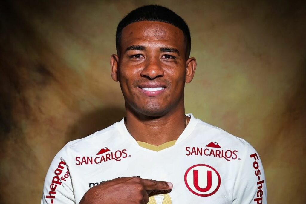 José Carabalí con la camiseta del Universitario de Perú.