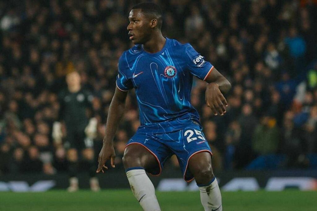 Moisés Caicedo en su partido con el Chelsea ante West Ham.