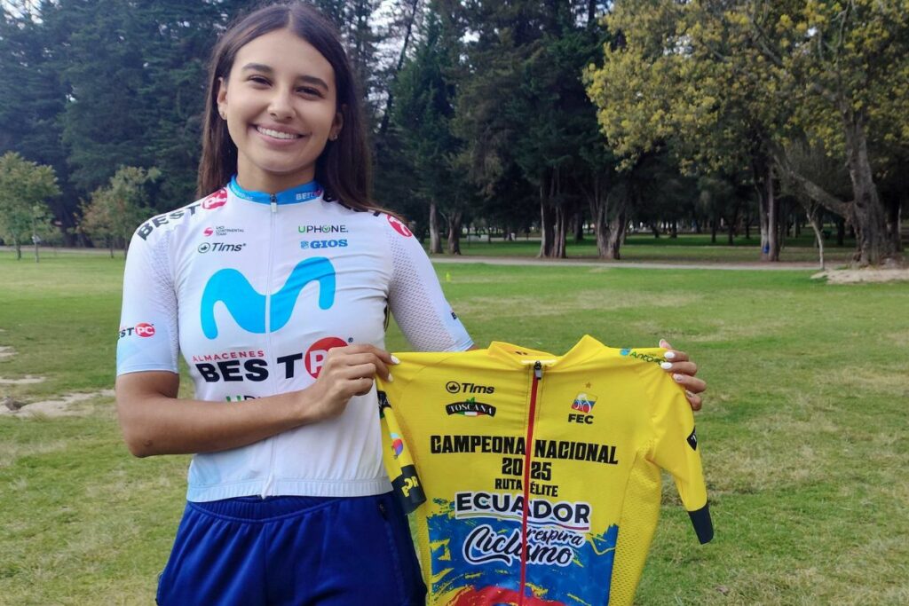 Natalia Vásquez con el jersey amarillo de ganadora del Campeonato Nacional de Ruta.