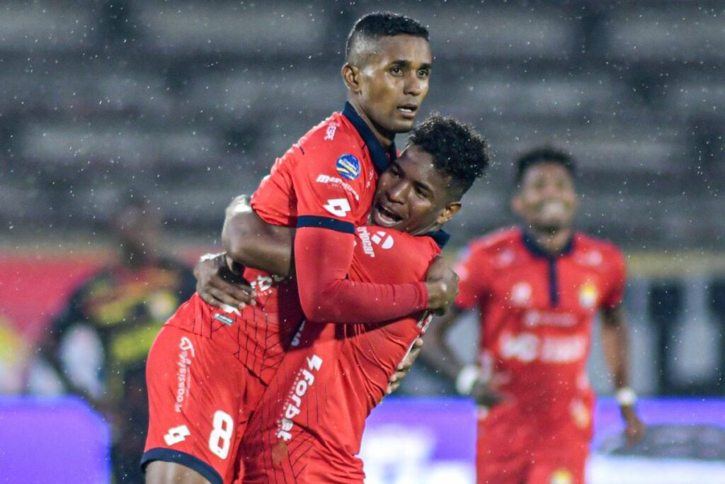 Fidel Martínez (izq.) celebra un gol con El Nacional ante Barcelona SC, que fue escogido como el mejor de 2024 en la LigaPro.