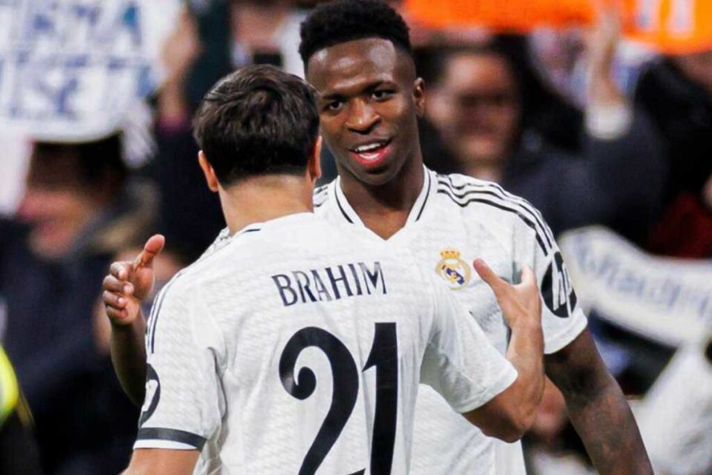 Vinícius Júnior y Brahim Díaz, jugadores del Real Madrid, celebran un gol.