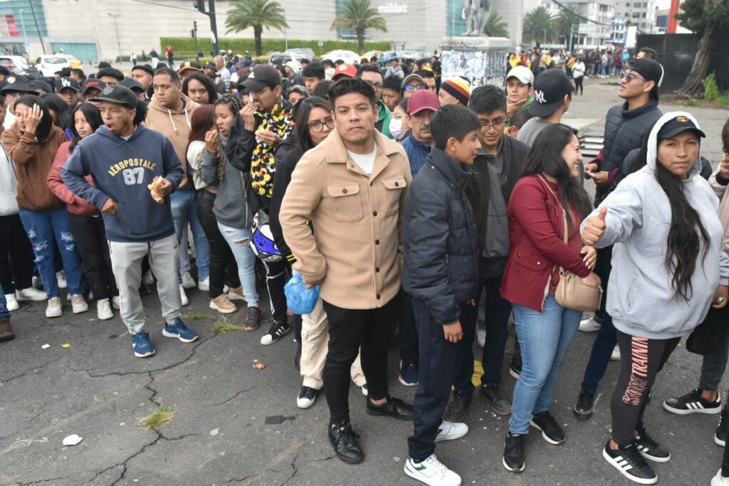 Los hinchas de Barcelona hicieron largas filas para comprar las entradas de la Noche Amarilla, en Quito.
