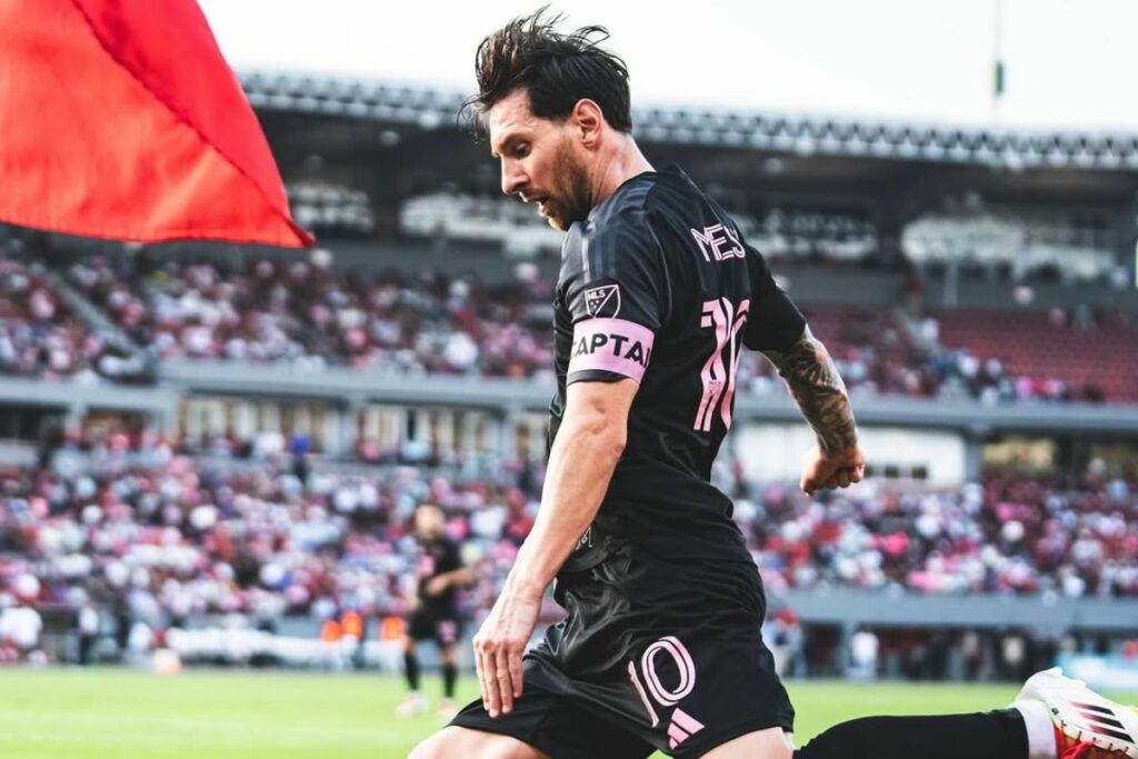 Lionel Messi ejecuta un tiro de esquina con el Inter de Miami antes del Superbowl.