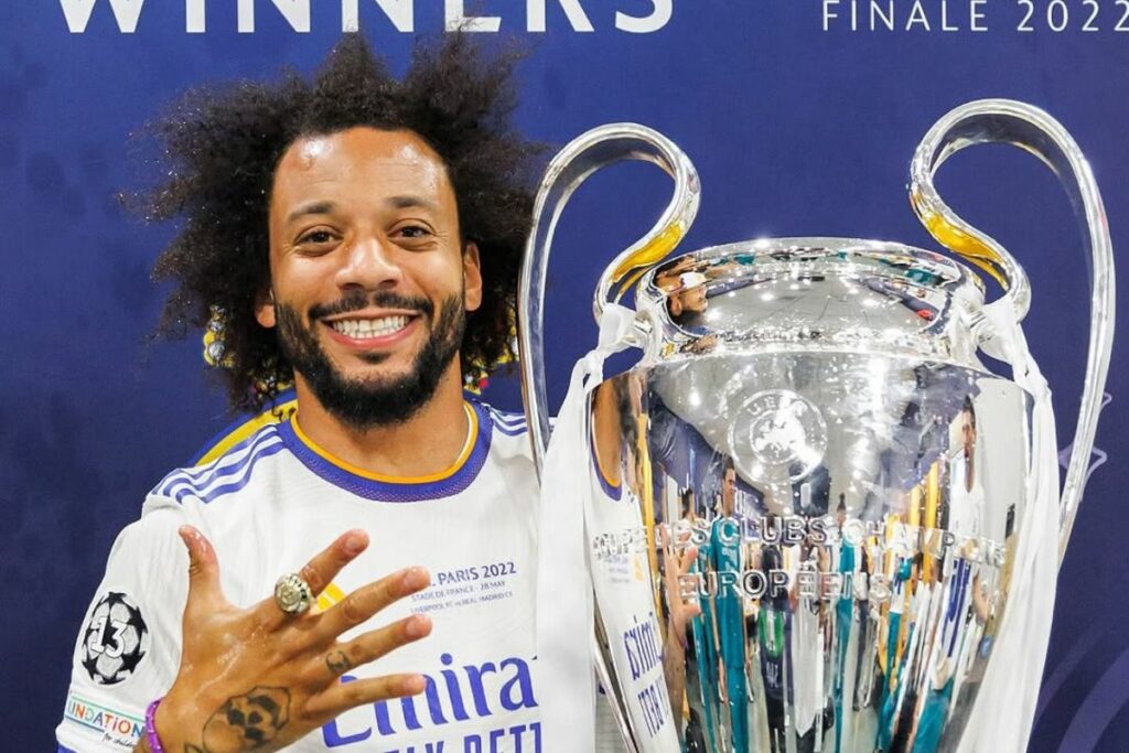 Marcelo celebra una de sus Champions League con el Real Madrid.