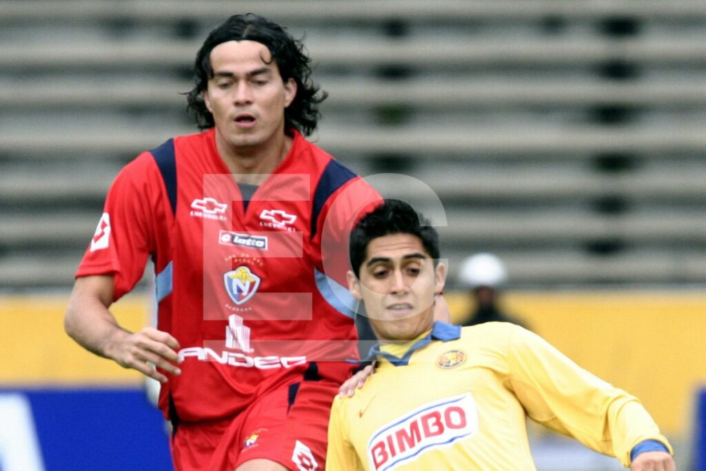 Jaime Iván Kaviedes (izq.) de El Nacional disputa un balón con un rival del América de México en la Copa Libertadores de 2007.