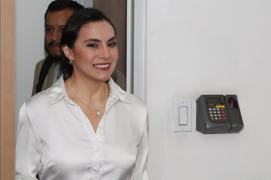 Verónica Abad en su llegada a la Unidad Judicial de la Mujer y la Familia para la audiencia de cumplimiento de sentencia.
