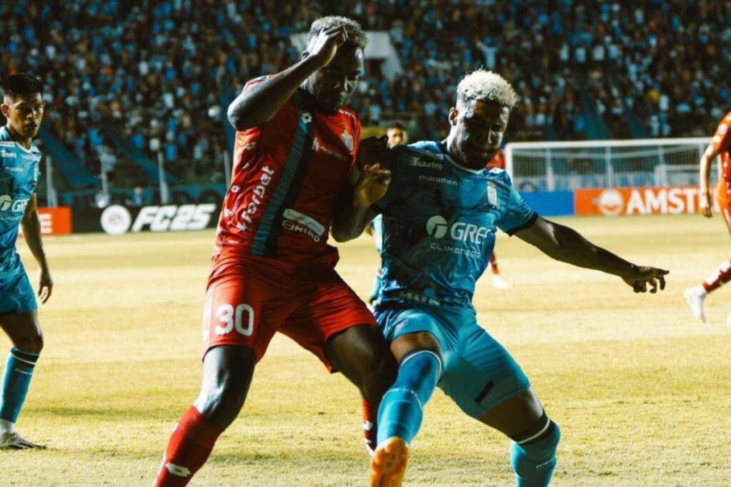 Franklin Carabalí (izq.) de El Nacional disputa un balón con un rival de Blooming en Copa Libertadores.