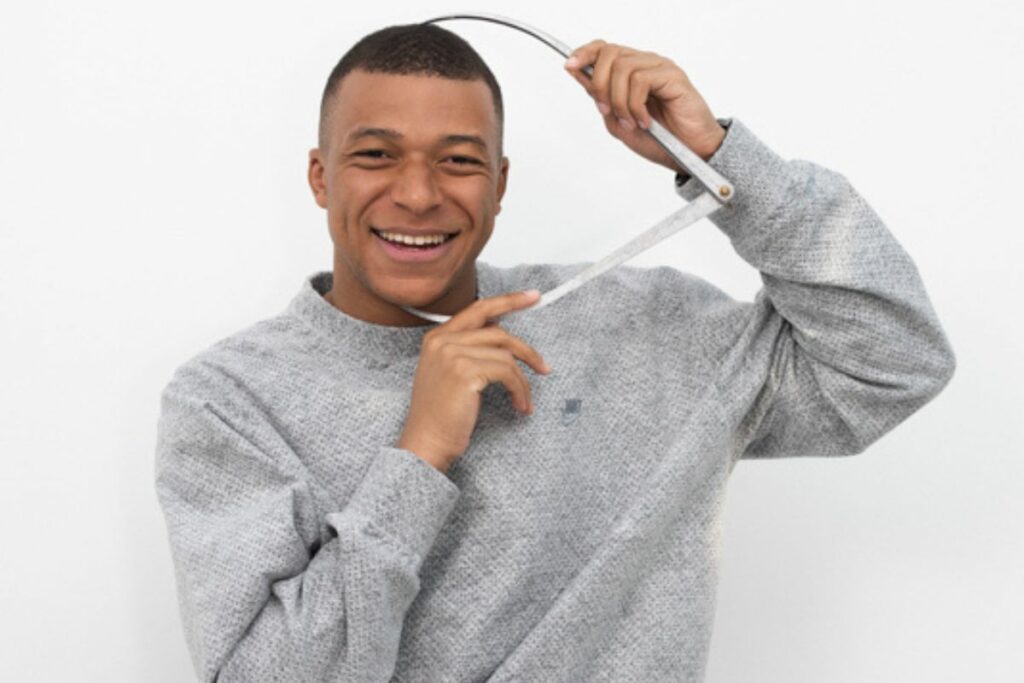 Kylian Mbappé en la toma de medidas para su figura de cera en Londres.
