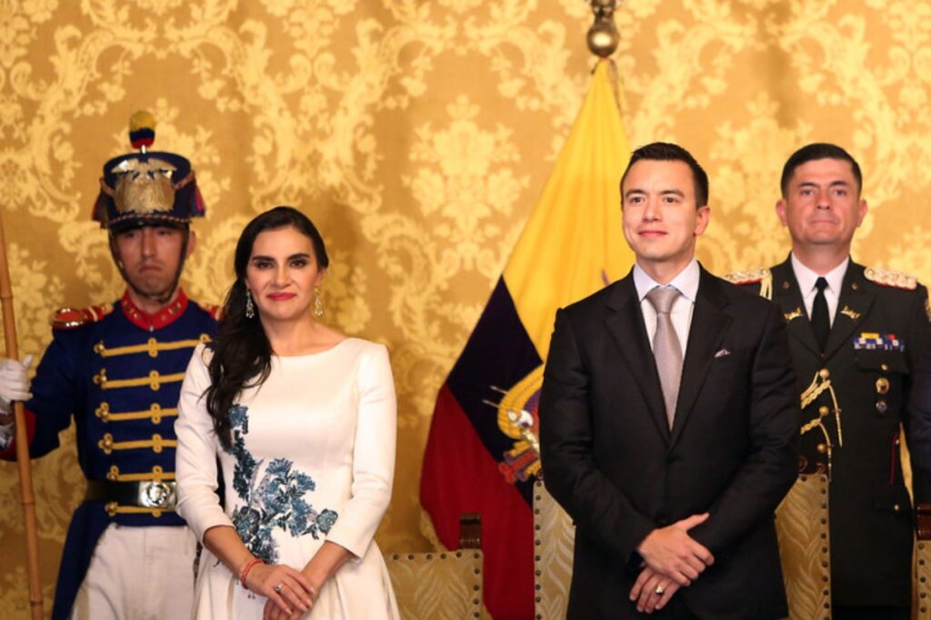 Verónica Abad junto a Daniel Noboa.