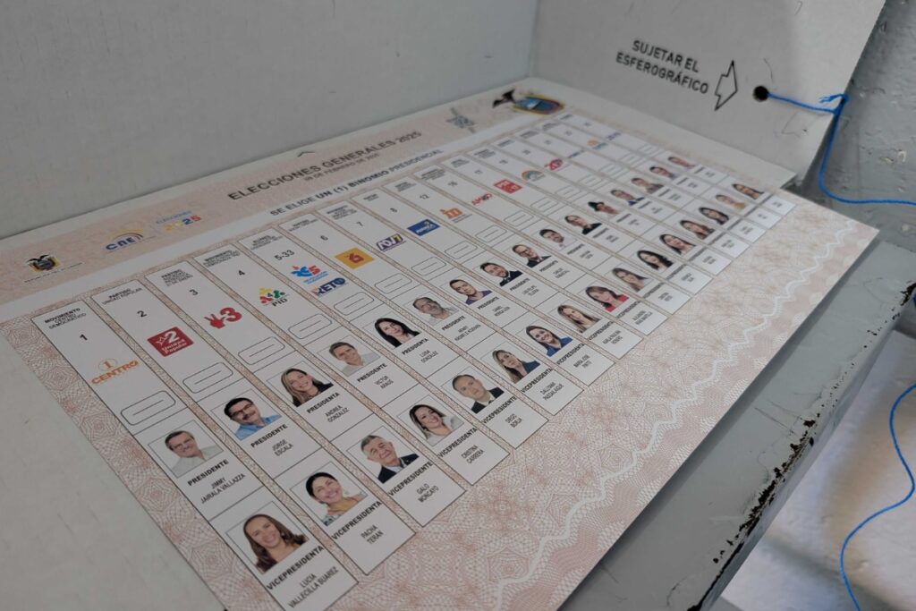 Papeleta con los 16 candidatos a la Presidencia en las elecciones 2025.
