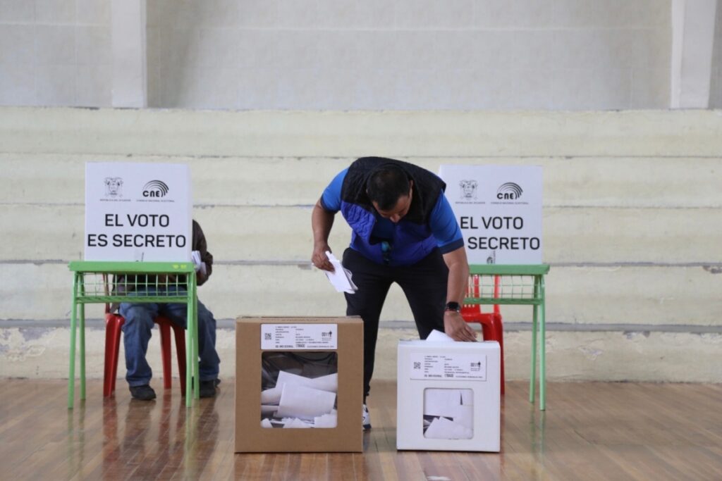 Persona sufragando en las elecciones de 2025 el pasado 9 de febrero.