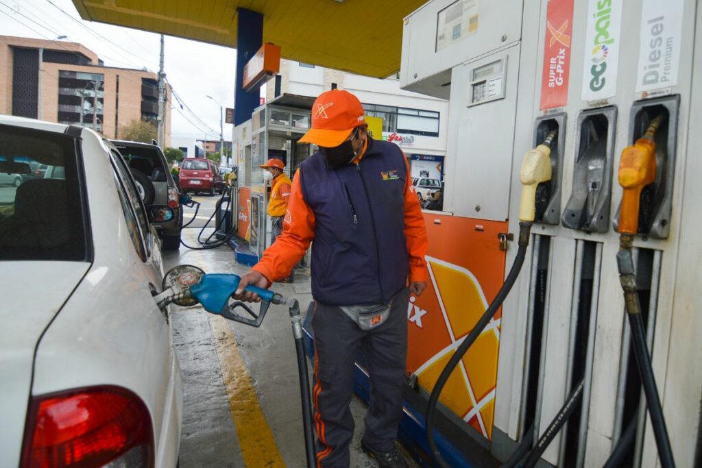 El precio de las gasolinas extra y ecopáis cambia mensualmente en Ecuador, con forme al precio internacional del petróleo.