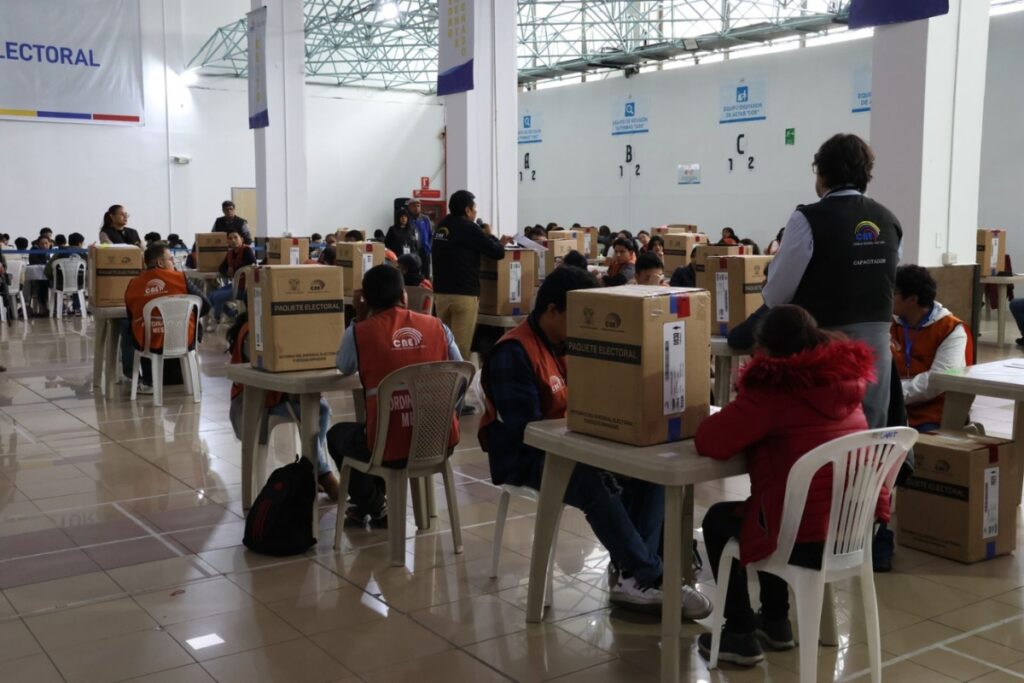 Recuento de votos en la Delegación Provincial de Pichincha.