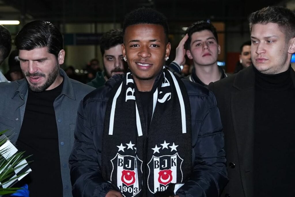 Keny Arroyo en su arribo al Besiktas de Turquía.