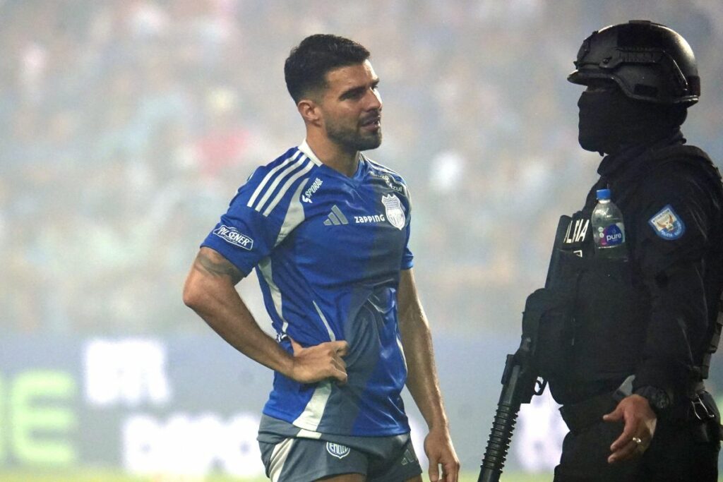 Alexander González de Emelec conversa con un miembro de la Policía Nacional en la Explosión Azul.