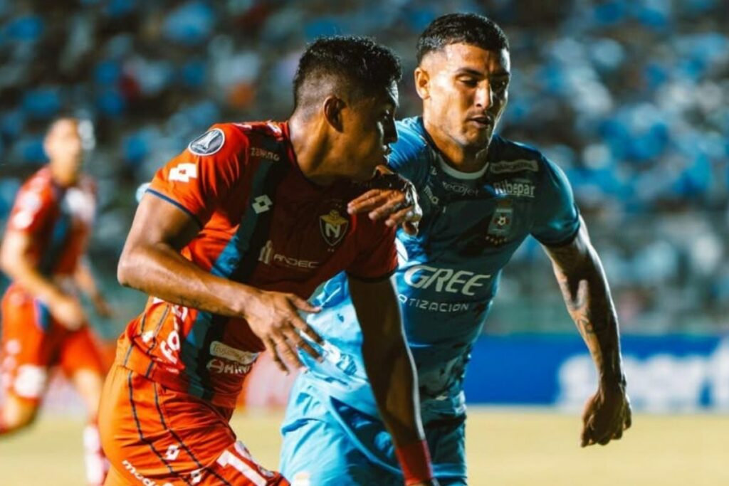 Eddy Mejía de El Nacional disputa un balón con un rival del Blooming de Bolivia.