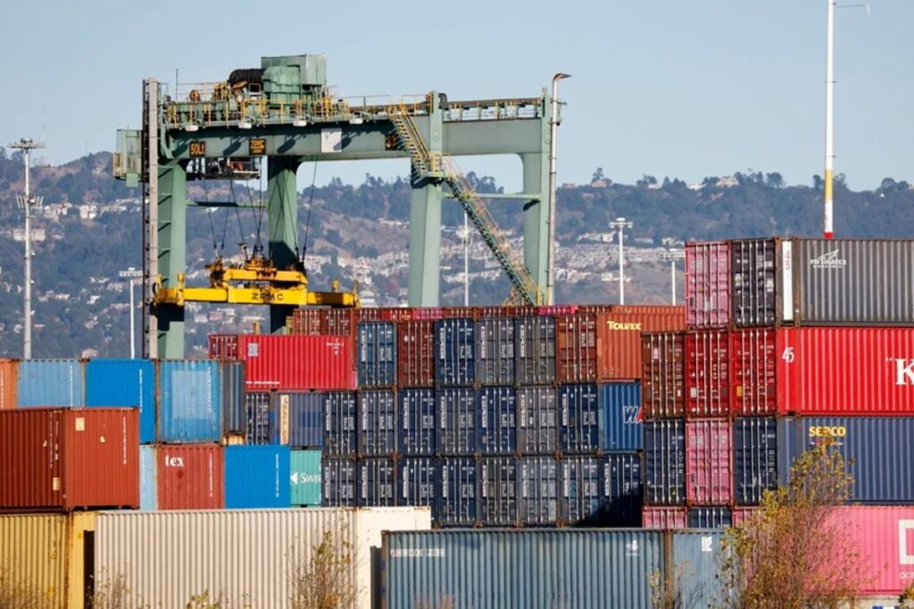 Trump anuncia nuevos aranceles en su estrategia comercial con China y la UE.