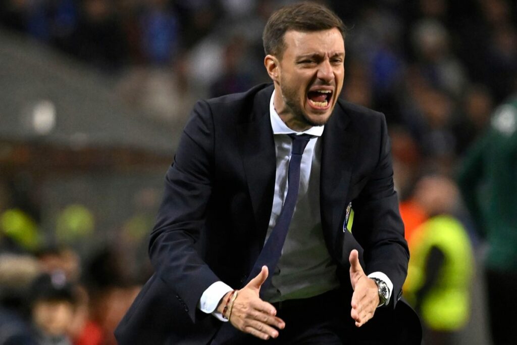 Martín Anselmi, DT del Porto, en la UEFA Europa League ante la Roma.