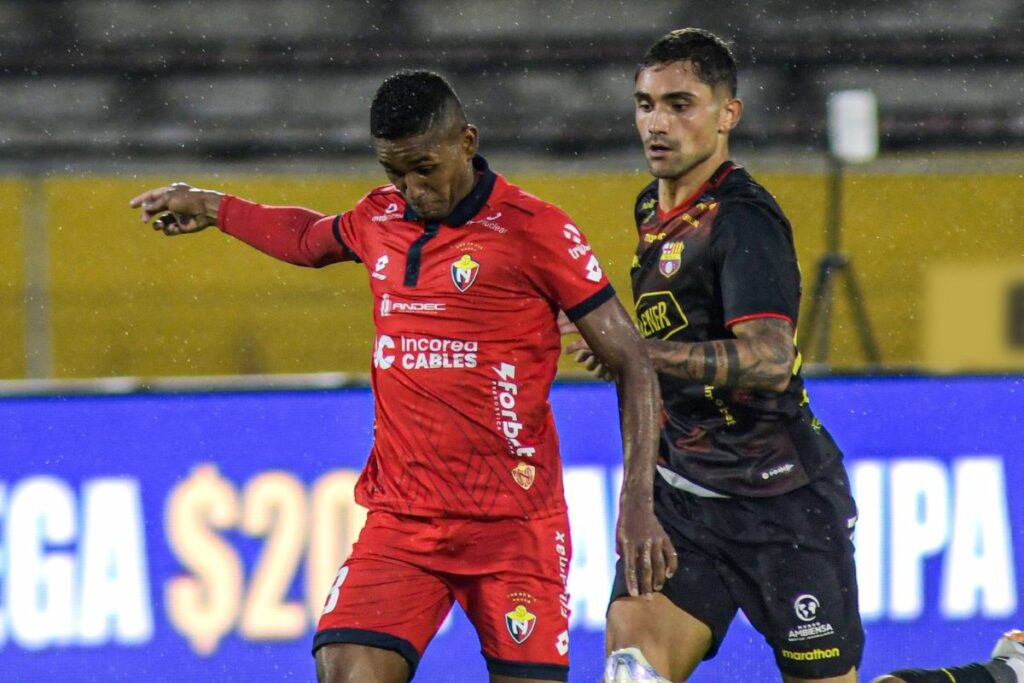 Fidel Martínez (izq.) jugador de El Nacional aguanta una marca de Nicolás Ramírez, exfutbolista de Barcelona SC.