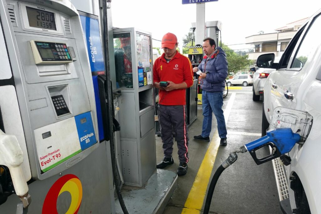 El precio de las gasolinas extra y ecopaís se modifica mensualmente en Ecuador.
