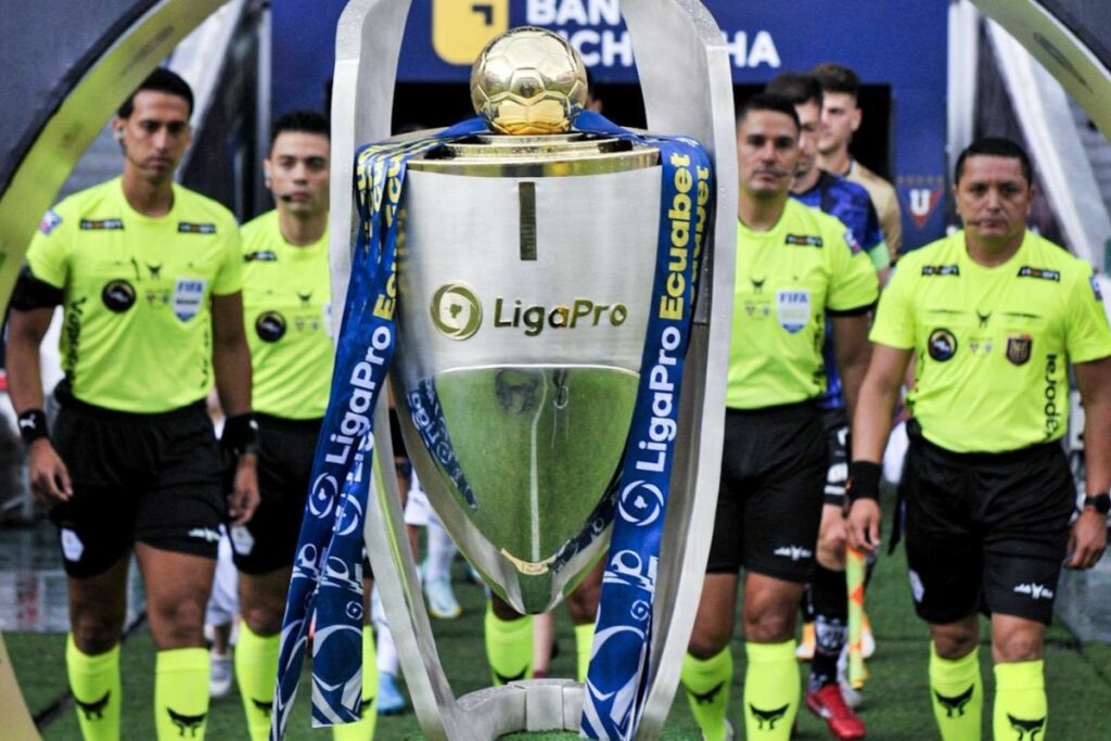 Trofeo de la Liga Pro en la final de 2024 entre Liga de Quito e Independiente del Valle.