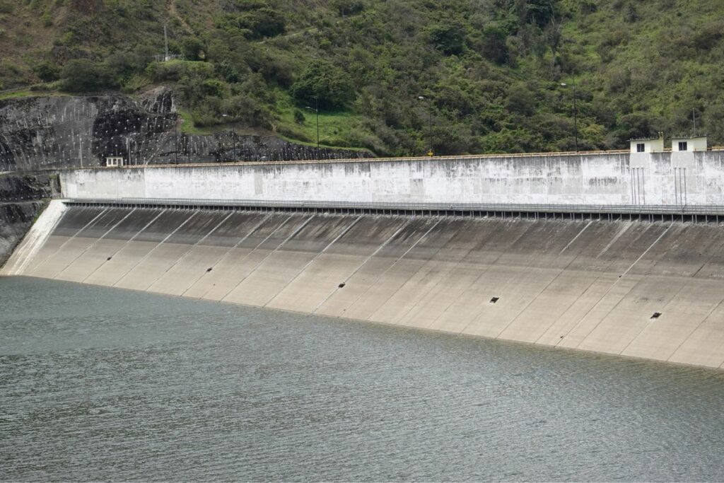 Más del 80% de la energía del Ecuador proviene de las hidroeléctricas, en la foto, el embalse de Mazar, en Azuay. El Gobierno avanza con los proyectos Cardenillo y Santiago.