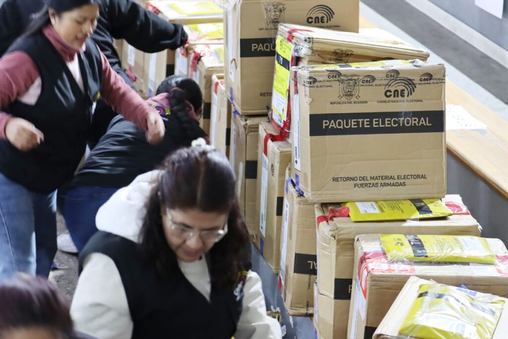 Paquetes electorales del exterior llegan al Centro de Procesamiento Electoral, ubicado en el Ministerio de Educación.