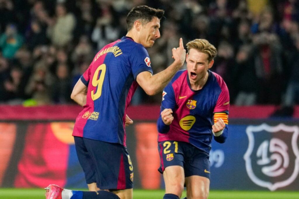 Robert Lewandowski (izq) celebra un gol con el FC Barcelona ante el Rayo Vallecano.
