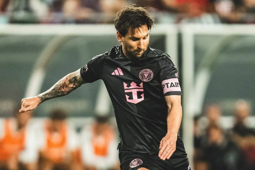 Lionel Messi con el brazalete de capitán del Inter de Miami en un amistoso.
