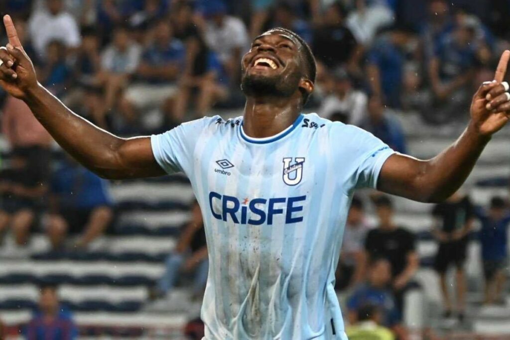 Azarías Londoño de Universidad Católica celebra un gol en la Liga Pro.