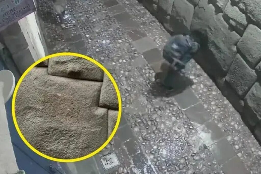 La piedra se encuentra en la calle Hatun Rumiyoq (piedra grande, en quechua), a unos 500 metros de la Plaza de Armas de la ciudad del Cusco.