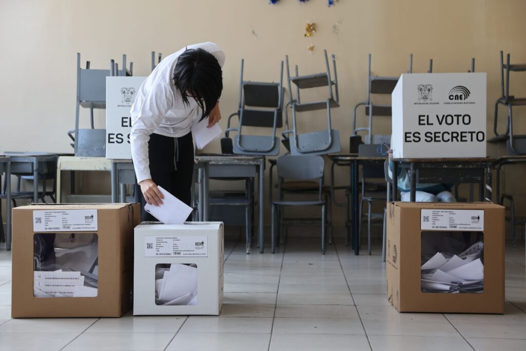 Persona votando en las pasadas elecciones el 9 de febrero de 2025.