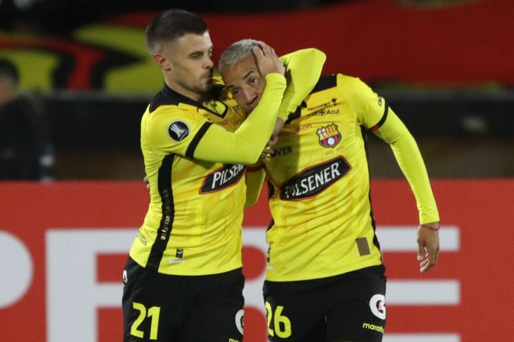 Joaquín Valiente (izq.) abraza a Byron Castillo tras el gol de Barcelona SC ante El Nacional en Copa Libertadores.