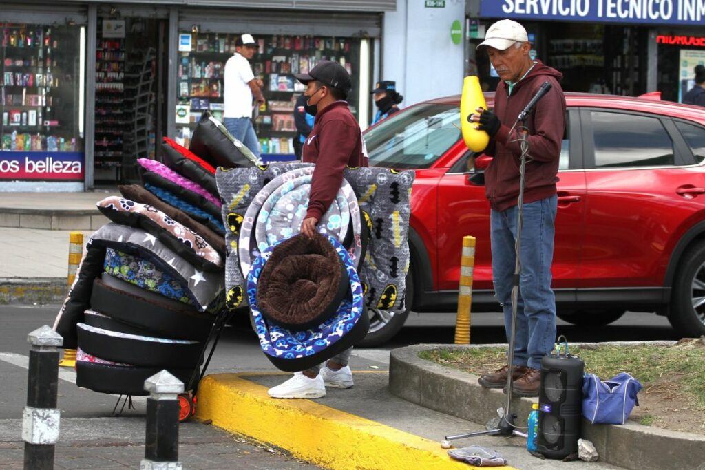 Más del 50% la población con empleo está en la informalidad en Ecuador, según datos del INEC.