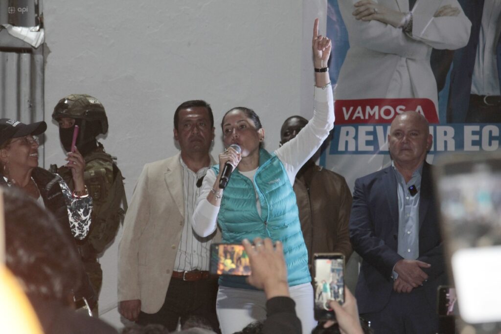 Luisa González saluda con sus simpatizantes luego de conocer los resultados oficiales.